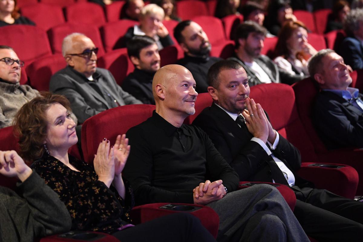 Федор Бондарчук и Алексей Агранович в зрительном зале. Фото предоставлено пресс-службой премии «Белый квадрат»