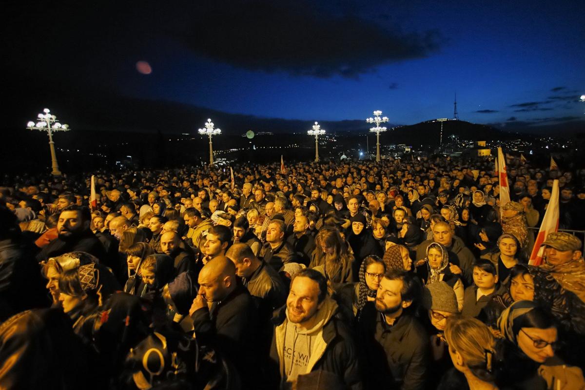 18 марта 2026 года. Церемония прощания с патриархом Илией II у кафедрального собора Святой Троицы. Фото: AP / TASS