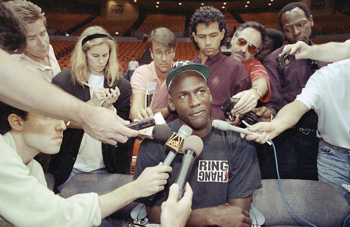Майкл Джордан беседует с журналистами перед тренировкой, 1991 г. Фото: ASSOCIATED PRESS / East News