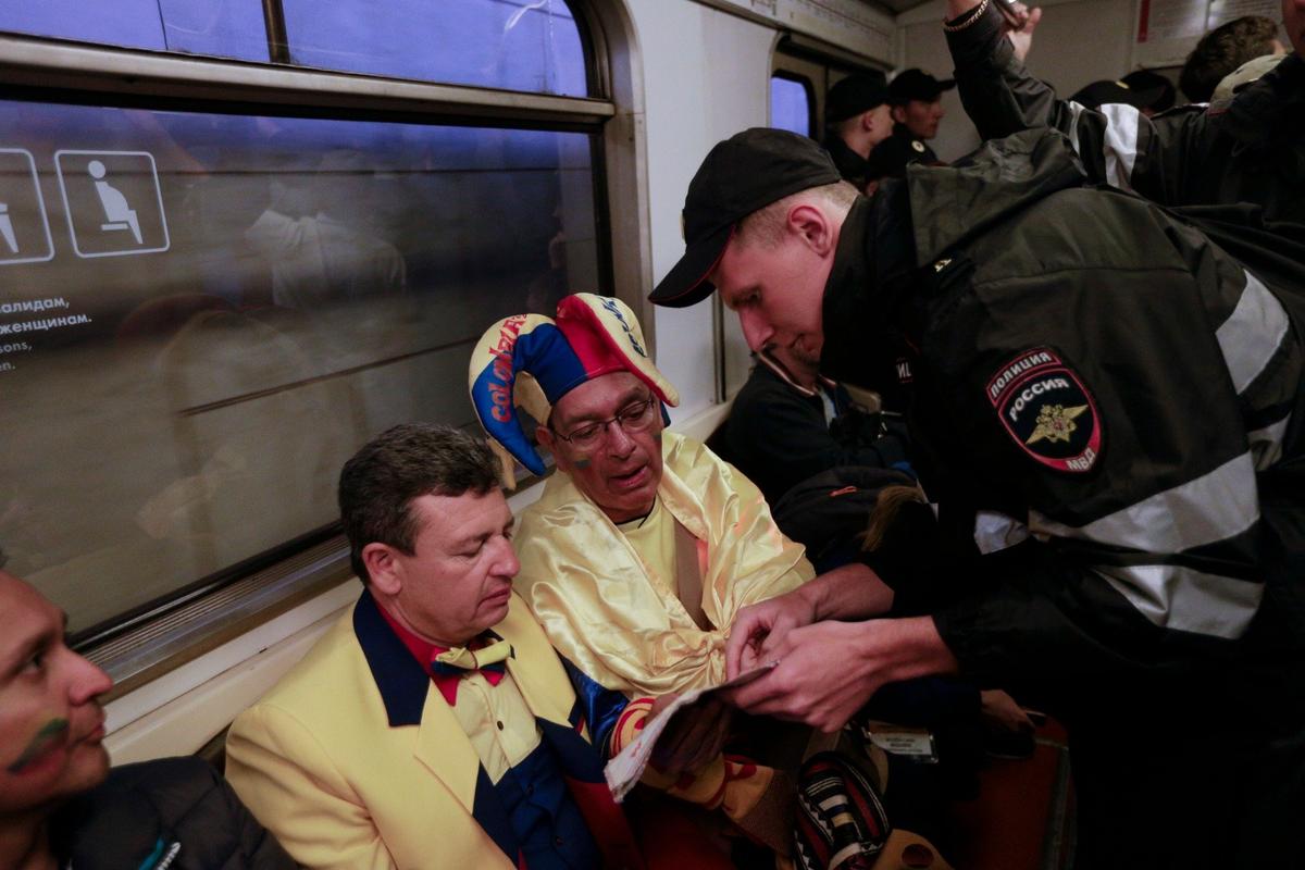 Во время чемпионата мира по футболу в Москве полицейские вдруг превратились в обходительных, улыбчивых, вежливых людей. Фото: AP/ TACC