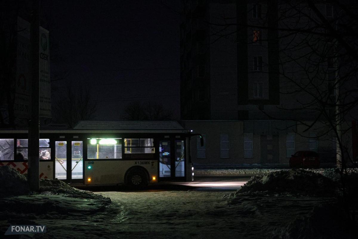 Блэкаут в Белгороде, 7 февраля 2026 года. Уличный свет — только от транспорта. Фото: «Фонарь»