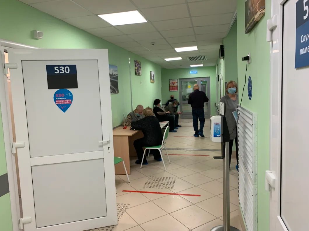 Очередь на вакцинацию в московской поликлинике. Фото: Иван Жилин / «Новая газета»
