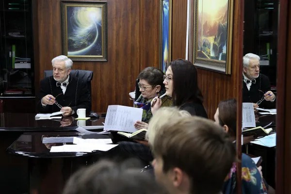 Якушин ведет рабочее совещание. Фото: Анна Артемьева / «Новая газета»