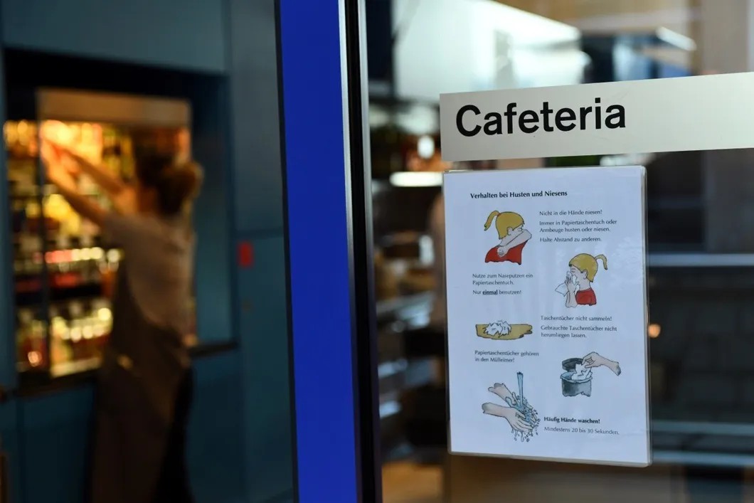 Объявление на входе в берлинское кафе. Фото: Reuters