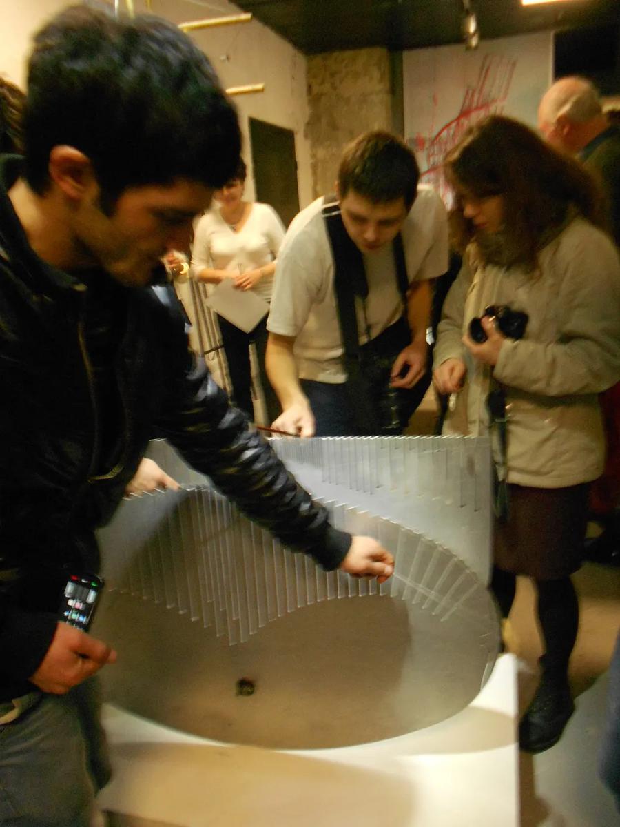 Школьники исследуют овалоид. На выставке Колейчука в Строгановке. Фото: Ким Смирнов / «Новая»