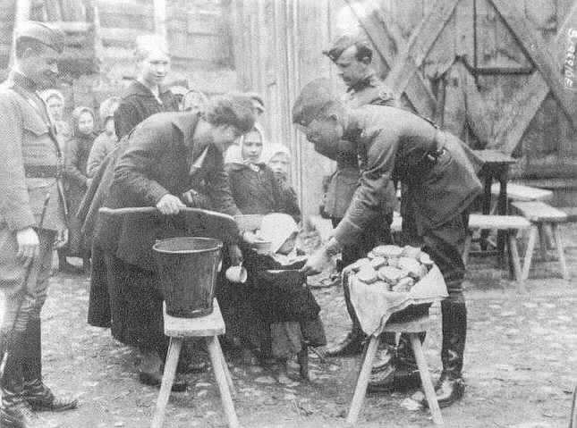 Сотрудники Американской помощи кормят детей во время голода 1921-1922 годов. Фото: википедия