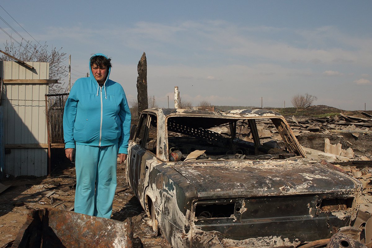 Индира Ибрагимова во дворе своего сгоревшего дома. Фото: Светлана Виданова / «Новая газета»