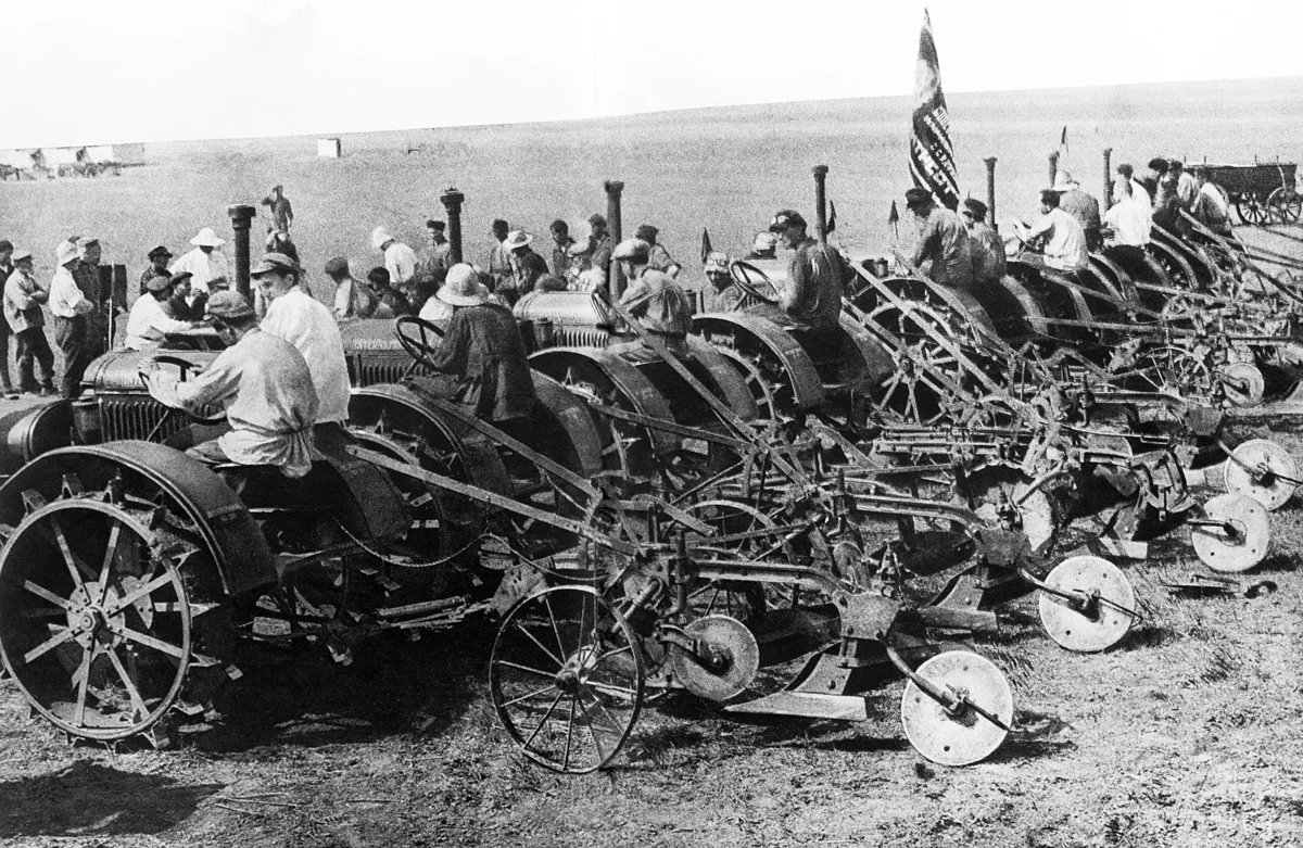 Апрель 1929 года. Центрально-Черноземная область. Колонна тракторов выехавшая на колхозное поле. Фото: репродукция ТАСС