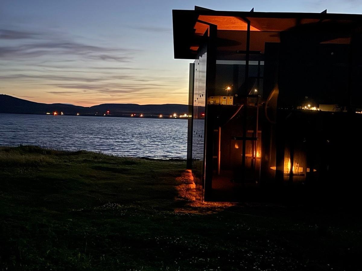 Вечный огонь ведьм в стеклянном кубе. Фото: Татьяна Брицкая / «Новая газета»