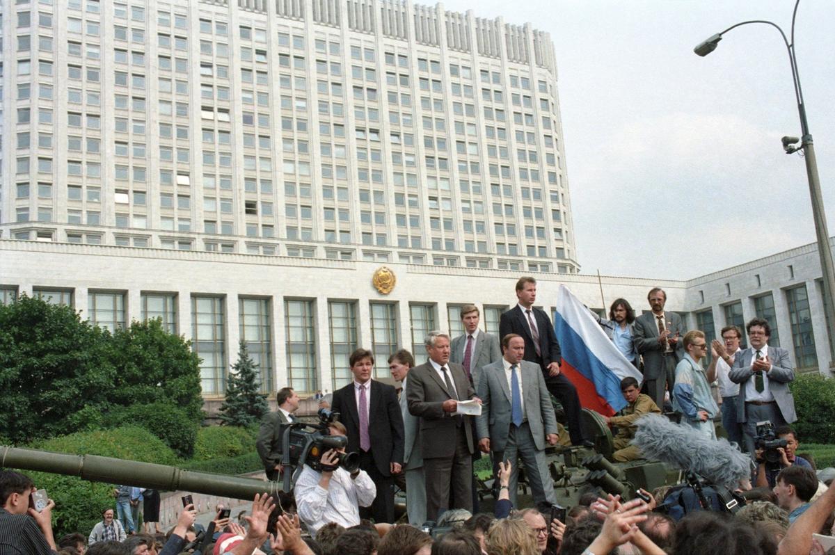 Борис Ельцин стал символом сопротивления путчистам, это был последний раз, когда он оказался по одну сторону баррикад с Михаилом Горбачевым. Фото: Валентин Кузьмин, Александр Чумичев / ТАСС