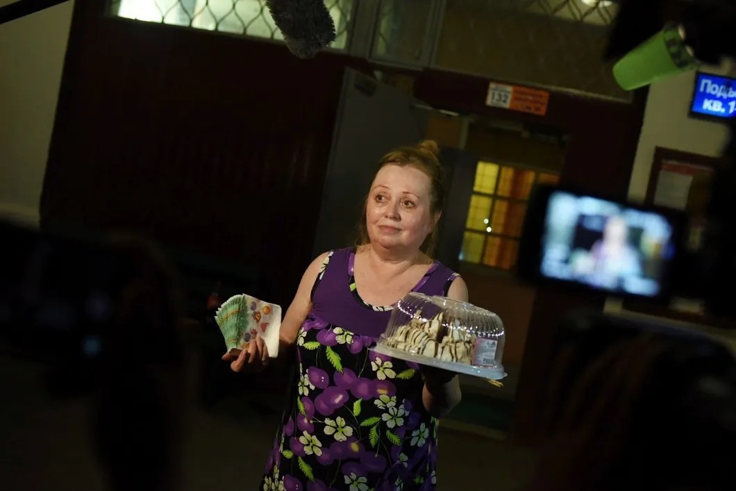 Светлана Голунова (мама Ивана) вышла к журналистам с тортом. Фото: Виктория Одиссонова/«Новая газета»