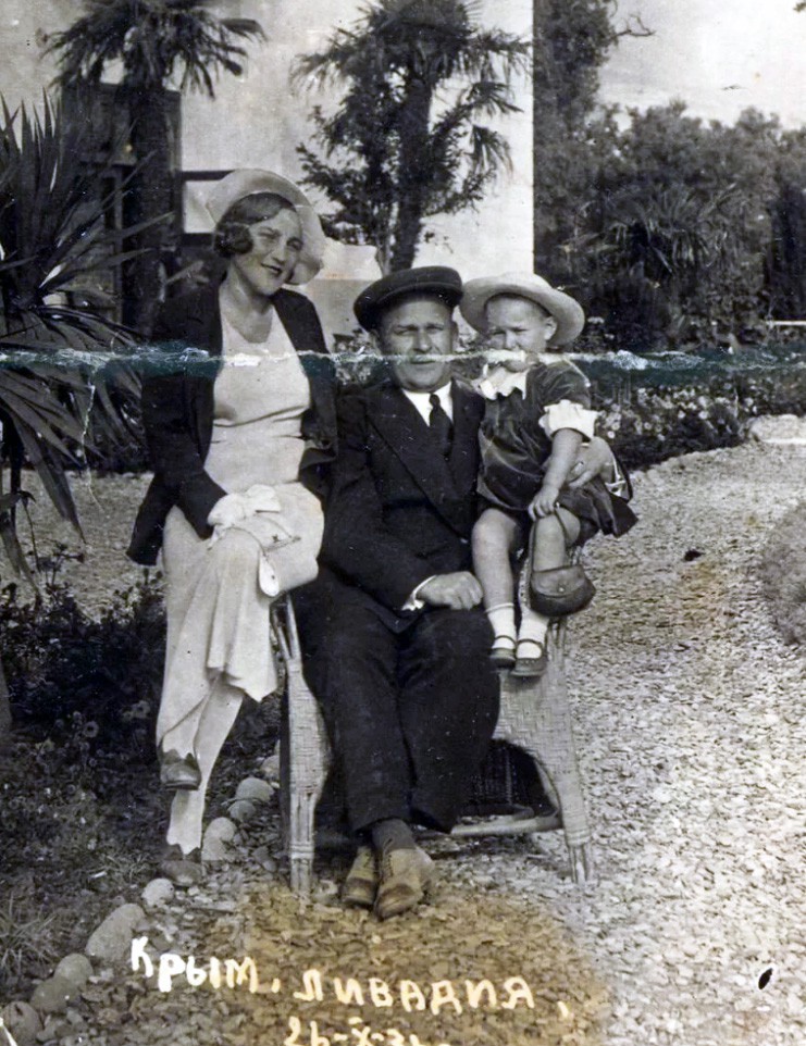 Маргарита Андрющенко с родителями в Крыму. Фото: gulag.museum-online.moscow