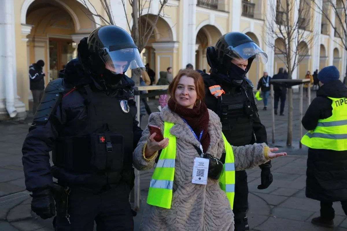 Не по цвету одеты. Чтобы отличить «проходимцев и провокаторов в желтых  жилетах», журналистам предлагают обзавестись QR-кодом — Новая газета