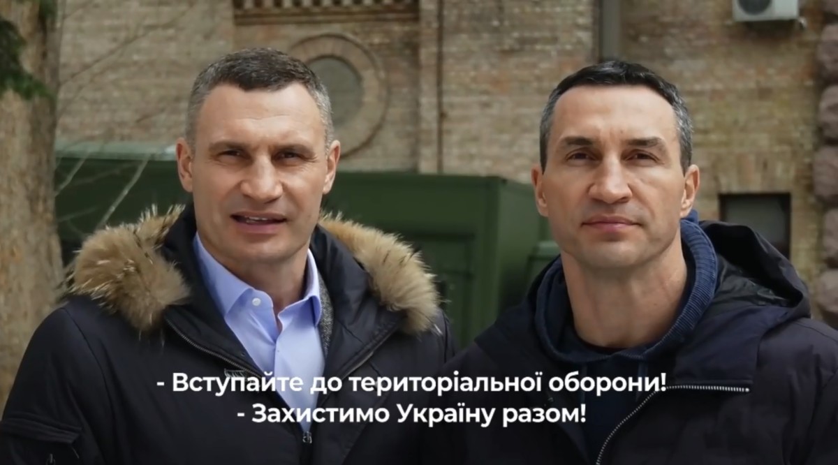 Братья Кличко 22 февраля снялись в патриотическом видео с призывом: вступайте в ряды местной самообороны, чтобы защитить страну. Кадр видео