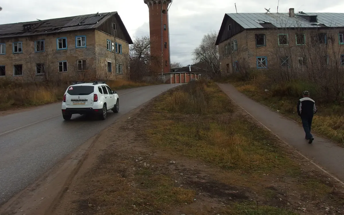 Типа поселок. Многим тут в XXI веке и помыться негде. Репортаж из  населенного пока еще пункта, где нет ничего, потому что эта не та Красная  Поляна, в которую вложили миллионы — Новая