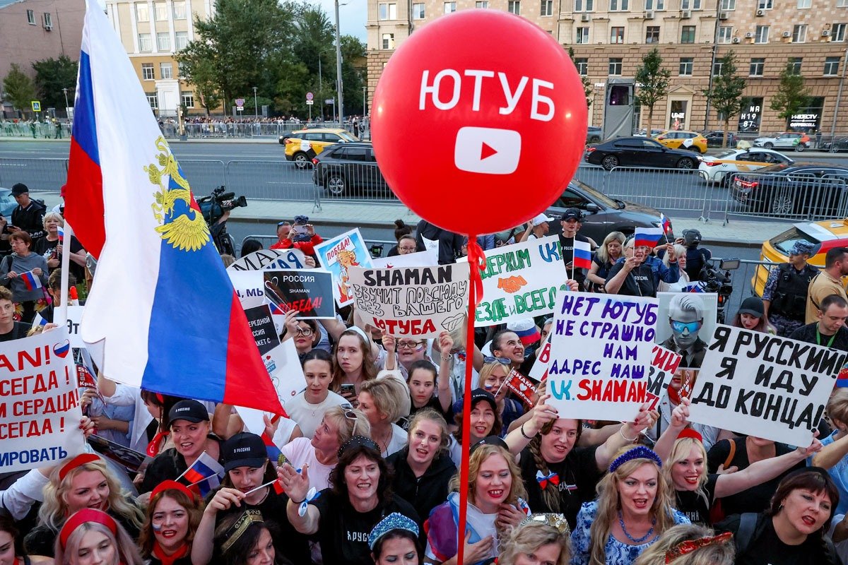 Акция протеста против блокировки российских пользователей YouTube у посольства США в Москве. Фото: Валерий Шарифулин / ТАСС