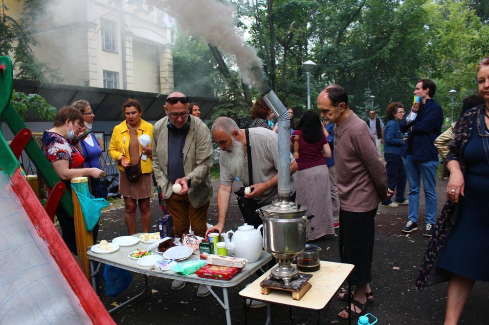 По воскресеньям защитники Ивановской горки собираются у самовара. Фото: Facebook