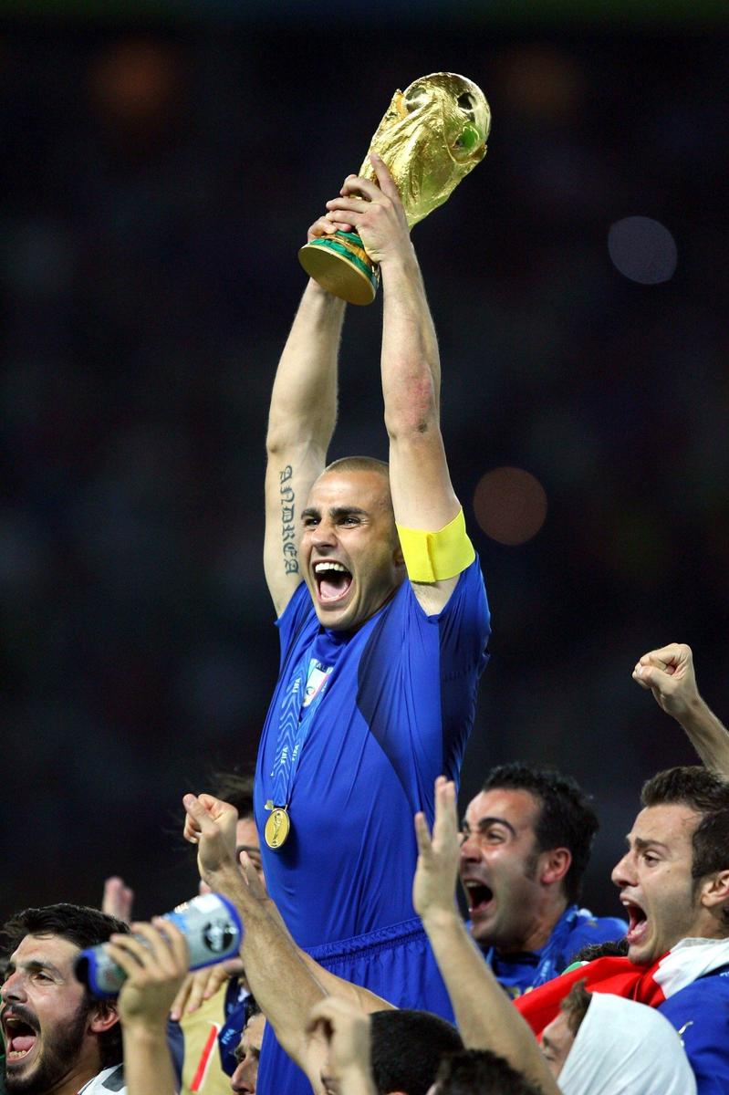 Фабио Каннаваро, поднимающий Кубок мира ФИФА после финала чемпионата мира 2006 года. Фото: Imago / TASS