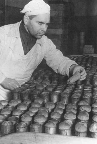 12 декабря 1941 года. Рабочим — 250 граммов хлеба в сутки, служащим, иждивенцам и детям — 125 граммов, а номенклатуре — ромовые бабы и венские пирожные