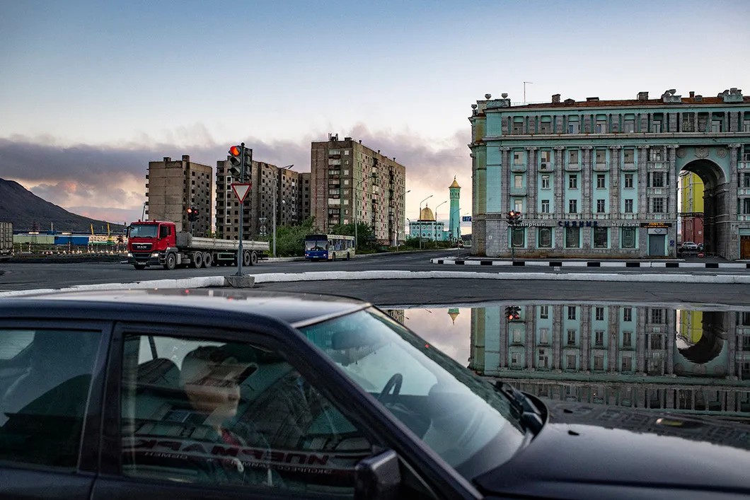 Норильск, начало Ленинского проспекта. 2018 год. Фото: Юрий Козырев / «Новая газета»