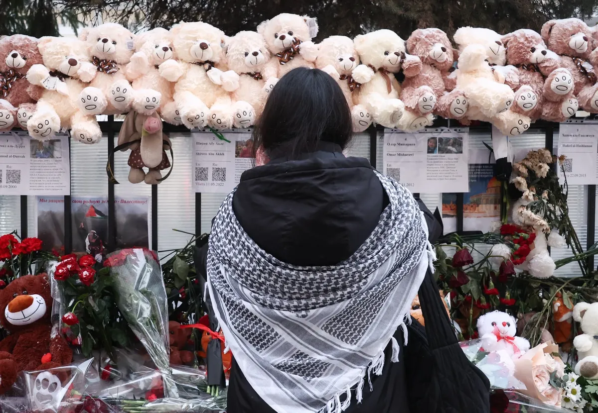 Москва. Стихийный мемориал у посольства Палестины накануне Международного дня солидарности с палестинским народом. Фото: Валерий Шарифулин / ТАСС