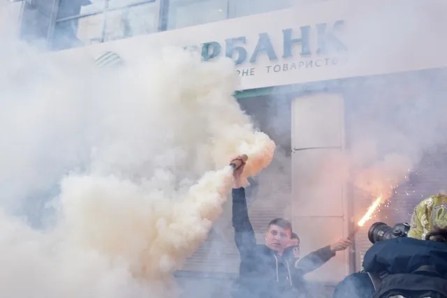 Активисты заблокировали отделение «дочки» Сбербанка. Фото: РИА новости