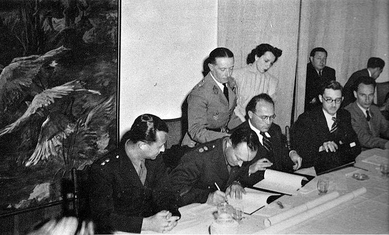 Родос. 24 февраля 1949 года. Моше Даян подписывает соглашение о перемирии. Фото: Википедия