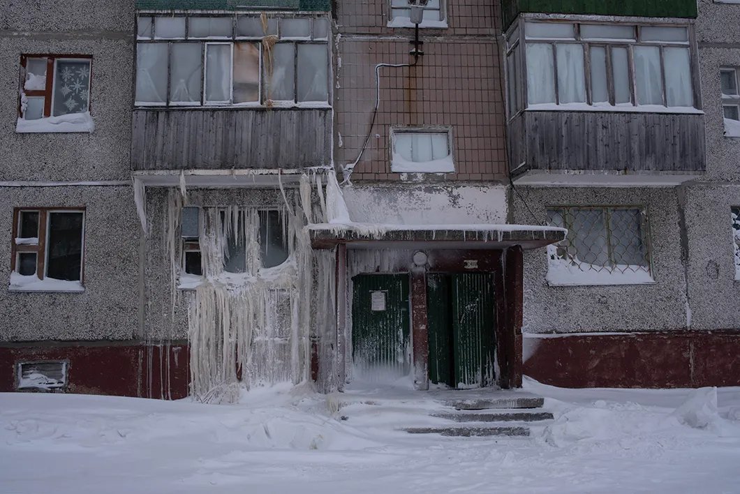 В подъезде одного из домов прорвало трубу с водой. Фото: Виктория Одиссонова / «Новая газета»