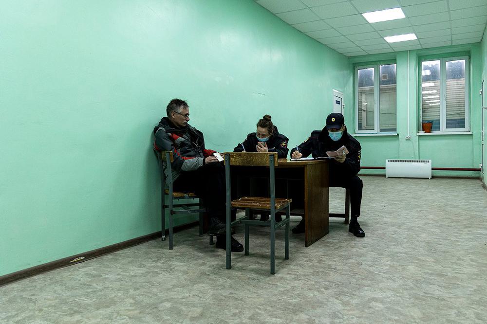 Эколог Дмитрий Левашов в комнате для допроса на территории промплощадки. Фото: Арден Аркман / «Новая газета»