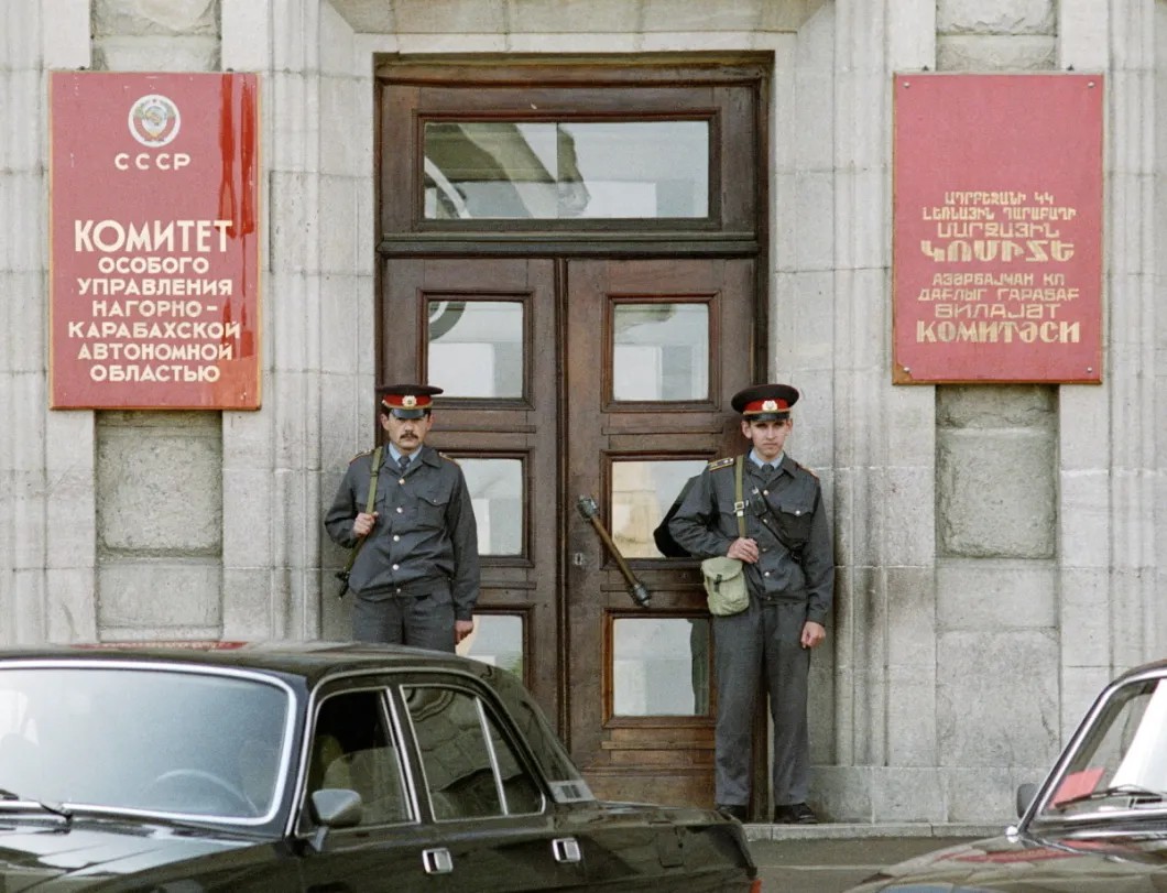 Охрана у входа в Комитет особого управления Нагорно-Карабахского автономного округа. Фото: РИА Новости