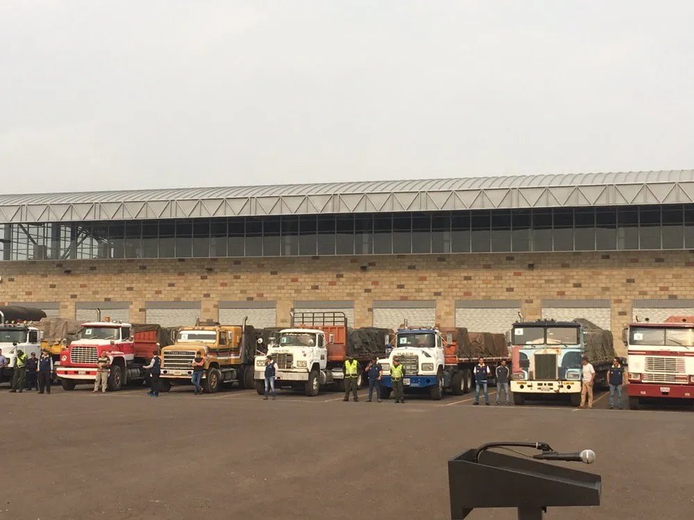 Грузовики и склад гуманитарной помощи. Фото: Елена Костюченко / «Новая газета»