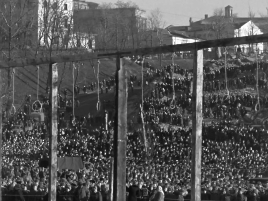 Виселица, где казнят нацистских преступников приговором Киевского суда. На заднем плане — зрители, жители Киева. Кадр «Бабий Яр. Контекст»