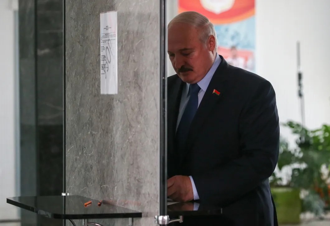 Александр Лкашенко голосует на выборах президента. Фото: Наталия Федосенко / ТАСС