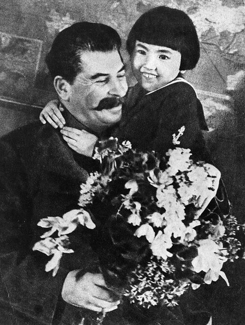 Сталин и Геля. Источник: Википедия