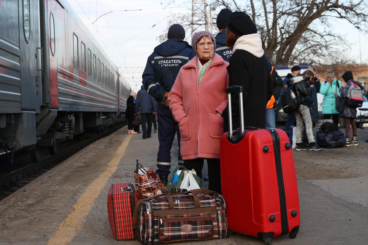Эвакуированные жители Донбасса на железнодорожном вокзале «Таганрог-1», 22 февраля 2022 года. Фото: Эрик Романенко / ТАСС