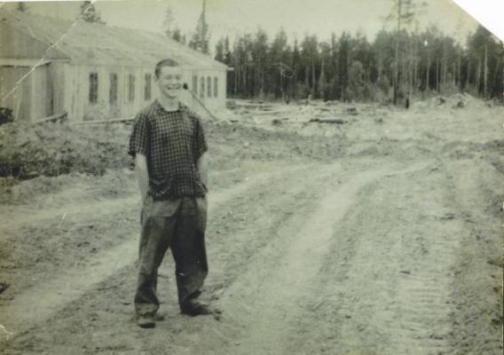 Александр Гинзбург на фоне барака. Лагерь в Коми, 1961 год. Фото из архива Арины Гинзбург