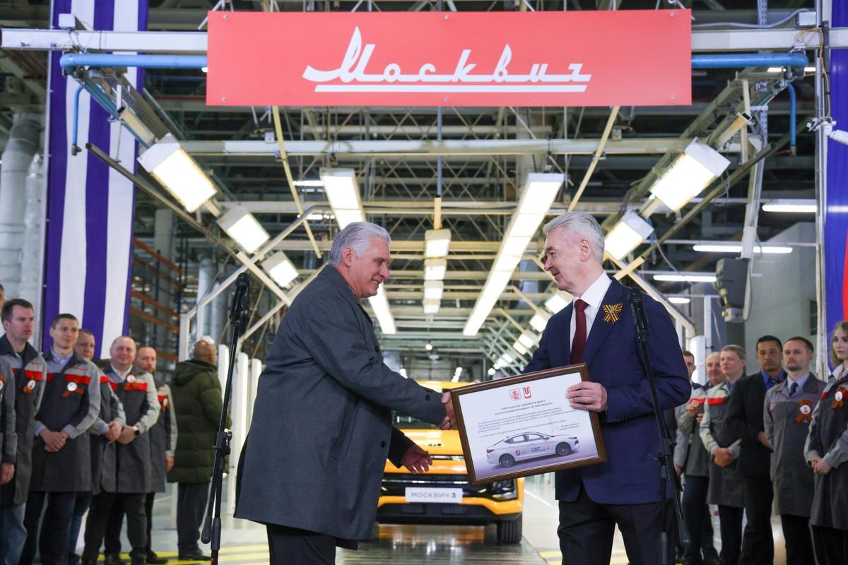 Президент Кубы Мигель Диас-Канель и мэр Москвы Сергей Собянин (слева направо) с сертификатом на 10 автомобилей «Москвич 6» для социальных служб Гаваны во время посещения автомобильного завода «Москвич». Фото: Владимир Гердо / ТАСС