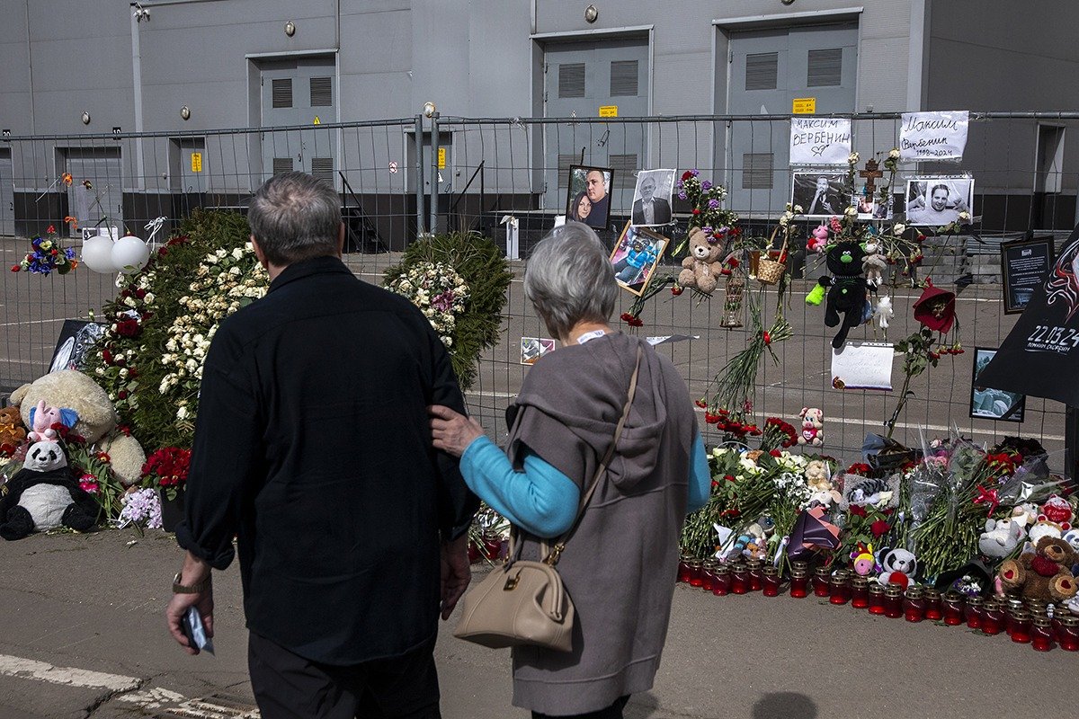Мемориал у «Крокуса». Фото: Алексей Душутин / «Новая газета»