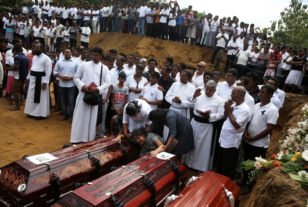 Похороны жертв взрывов в соборе Сан Себастьян в канун Пасхи, Негомбо. Фото: Reuters