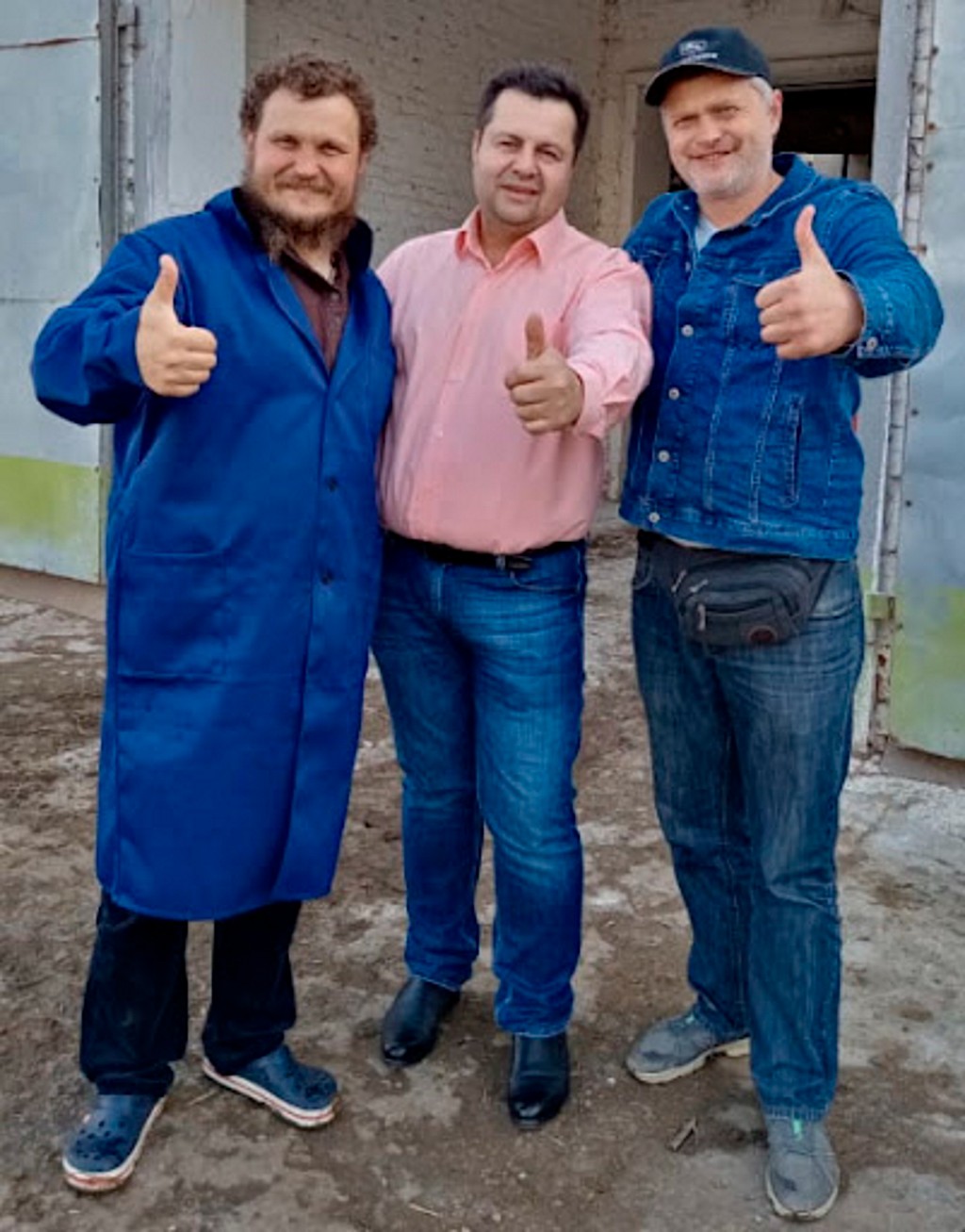 Председатель Союза сыроваров России Олег Сирота (слева) и Трифонов (крайний справа) на ферме