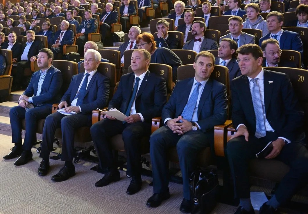 Зрители презентации. В первом ряду — советник президента Путина Андрей Белоусов. Позднее он признается: в битву за космический рынок Россия вступила «поздно». Фото: РИА Новости