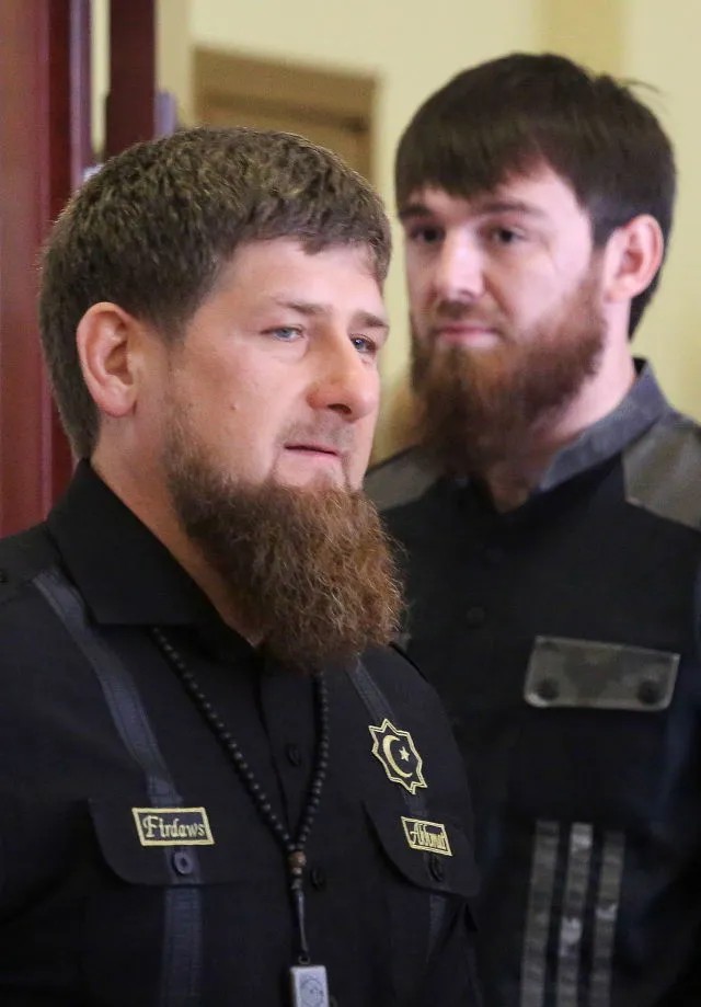 Глава Чечни вступил на очень опасный для его власти путь — путь российского закона. На заднем плане — Ислам Кадыров. Фото: Денис Абрамов / ТАСС