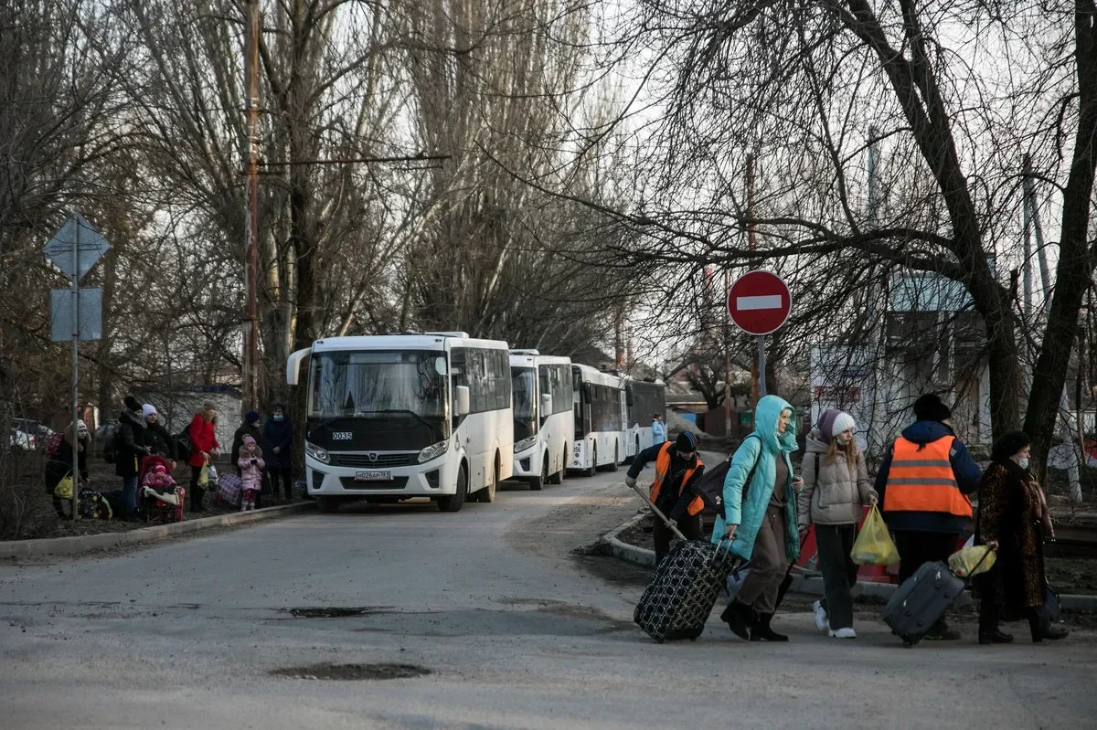 Начинайте жизнь здесь. Не ждите возврата». С февраля в Россию приехали 2,5  миллиона беженцев из Украины. В сентябре их стало еще больше — Новая газета