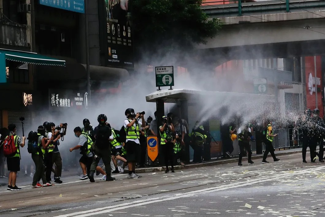Полицейские разгоняют протестующих против закона о защите национальной безопасности Гонконга. Фото: Reuters