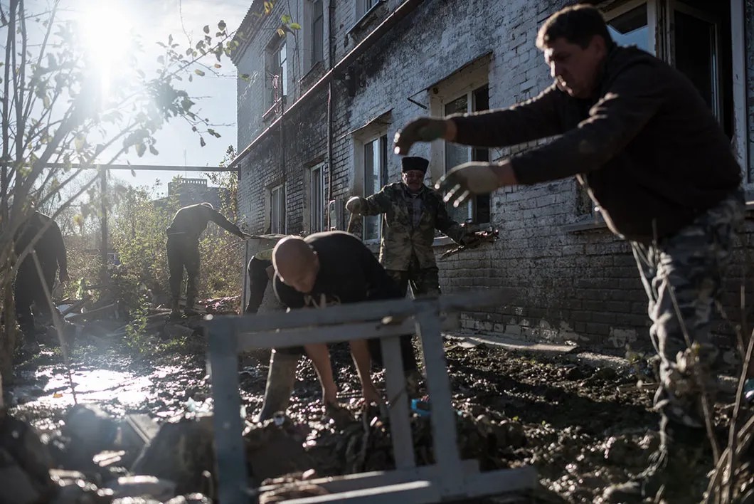 Казаки помогают разгребать завалы, станица Кабардинская. Фото: Алина Десятниченко, специально для «Новой»
