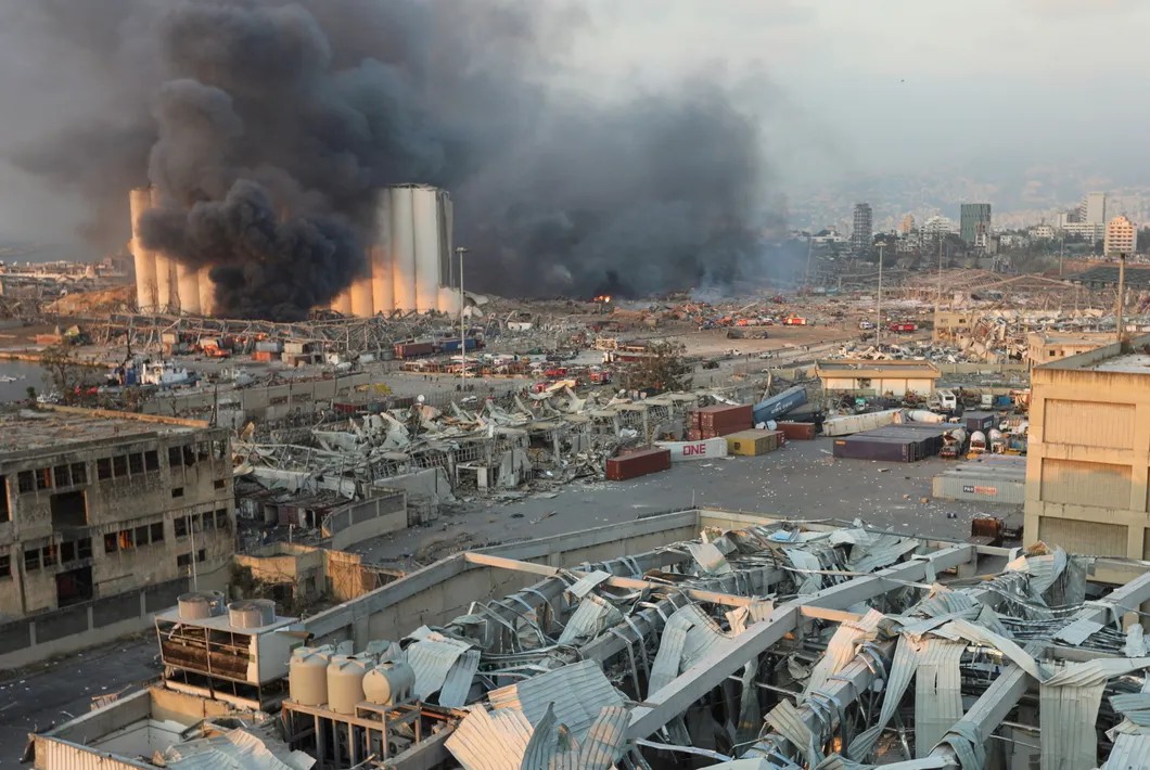 Руины порта в Бейруте и часть зданий на набережной. Фото: Reuters