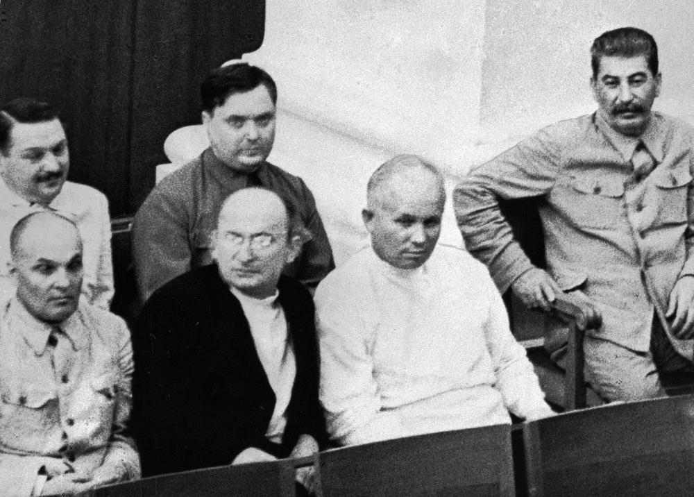 В первом ряду справа налево: Сталин, Хрущев, Берия, Шкирятов. Во втором ряду справа налево: Маленков и Жданов, 1938 год. Фото: РИА Новости
