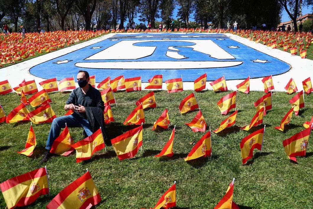 Мемориал памяти погибших от коронавируса в Испании. Фото: Reuters