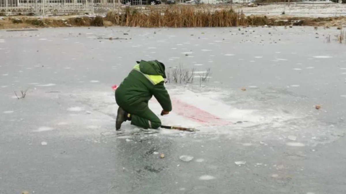 Белорусские дворники по утрам выдалбливают флаги из-подо льда