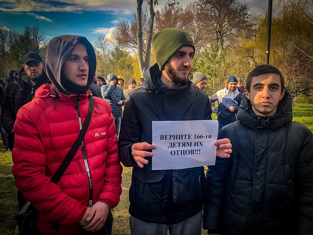 Таир Ибрагимов в центре. На фотографии он держит плакат, с которым успел сфотографироваться до задержания. Фото: «Крымская солидарность»